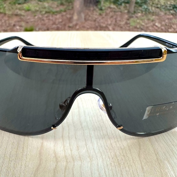 Men’s VERSACE SUNGLASSES modern shield style  black silver gold NIB + case - Picture 4 of 11
